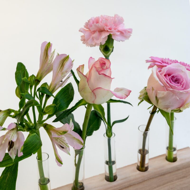 Brievenbusbloemen Roze in houten standaard | 25,5cm x 35cm