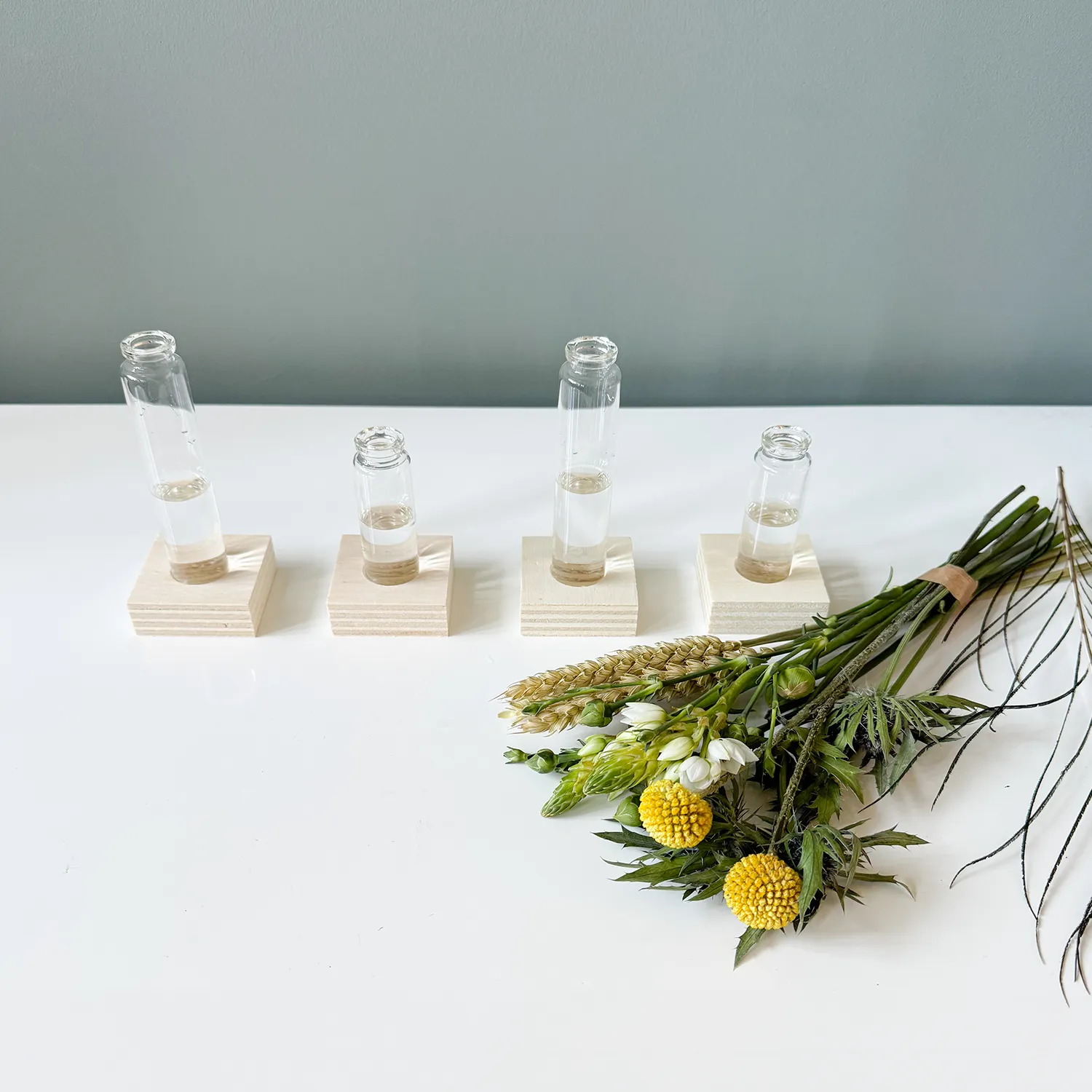 BloomBash - Brievenbusbloemen met Vaasjes en Standaard - Afbeelding 3